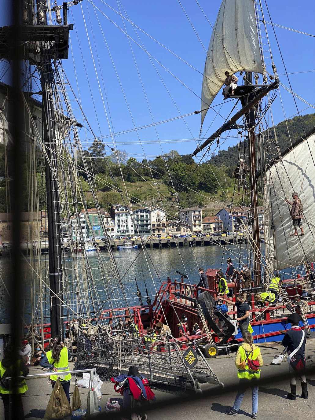 Fotos: Amenábar libra una batalla naval en Pasaia