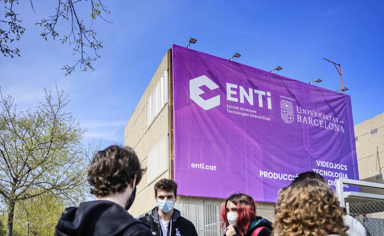 Un grupo de alumnos en el exterior de ENTI, la escuela de nuevas tecnologías interactivas que sirve como referencia a la Euneiz.
