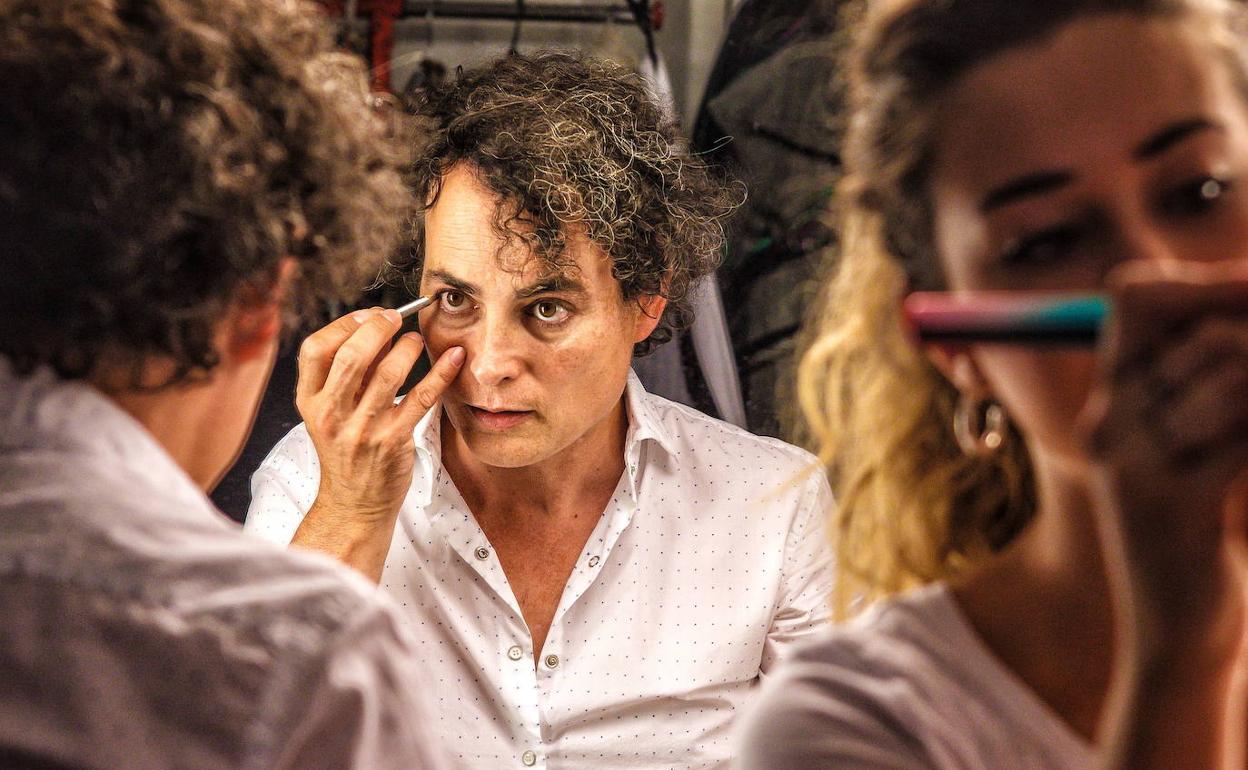 Iker Ortiz de Zárate se caracteriza antes de una función de teatro en Ortzai.