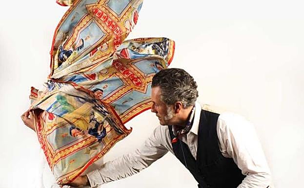 Ignacio Goitia sostiene uno de sus pañuelos.