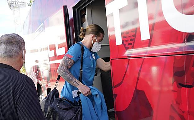 Muniain coje a la salida del hotel camino del aeropuerto.