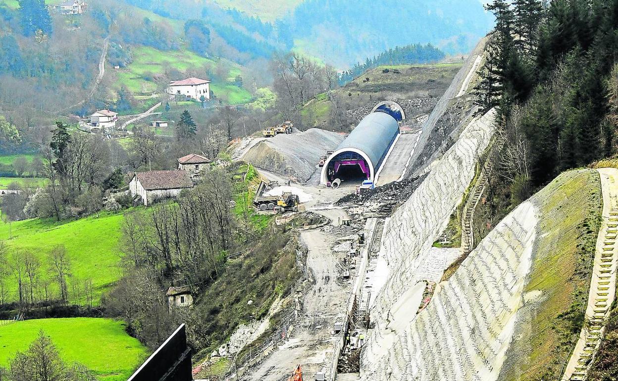 El falso túnel de Angiozar está pendiente de cubrirlo. 