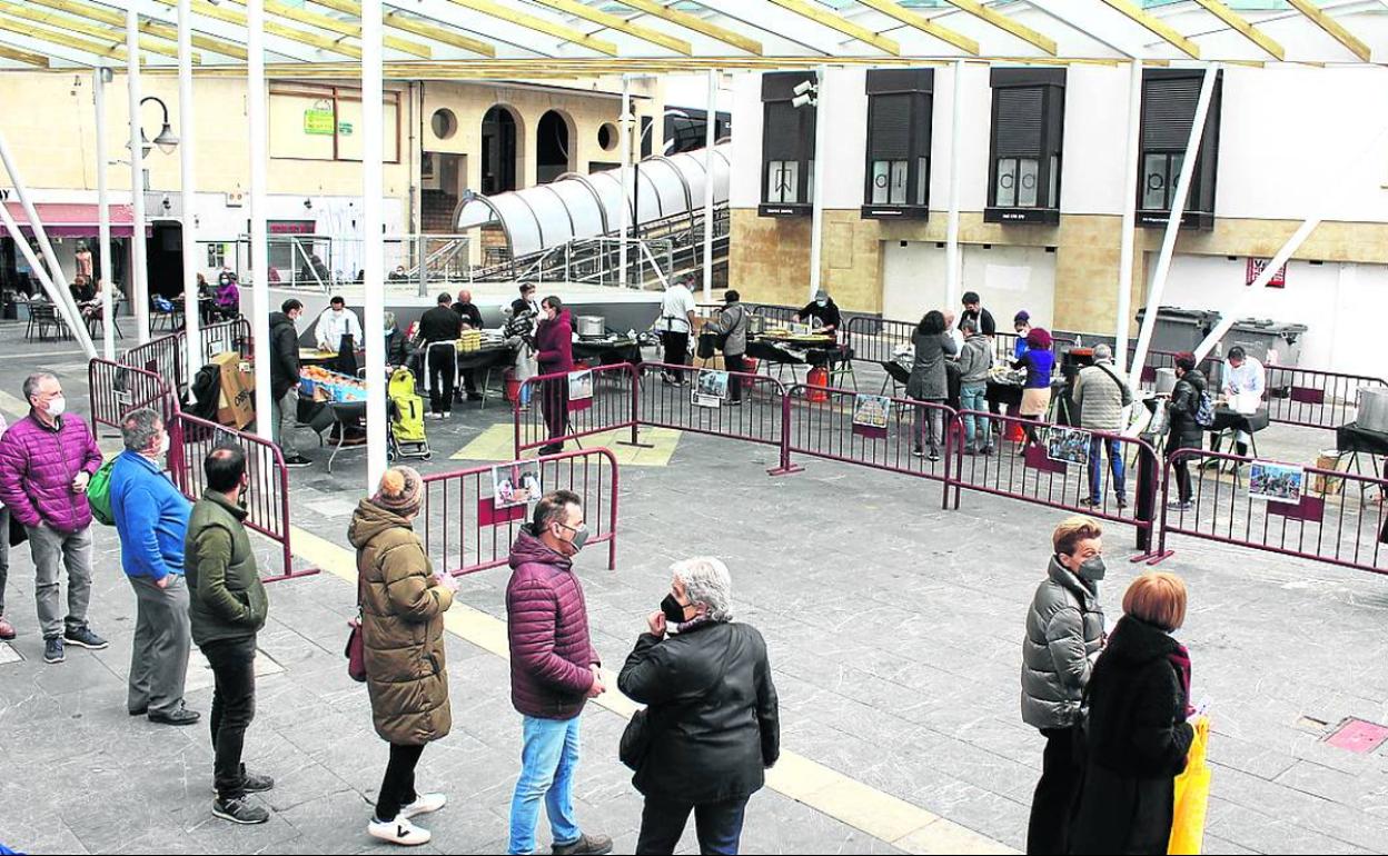 Todas las personas voluntarias trabajaron con ahínco para entregar los táperes con rapidez. 