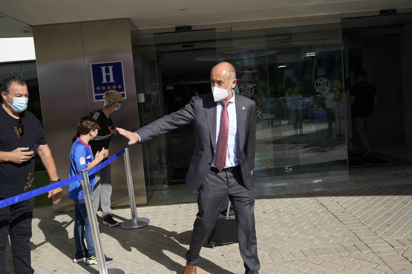 El presidente Elizegi, a la salida del hotel.