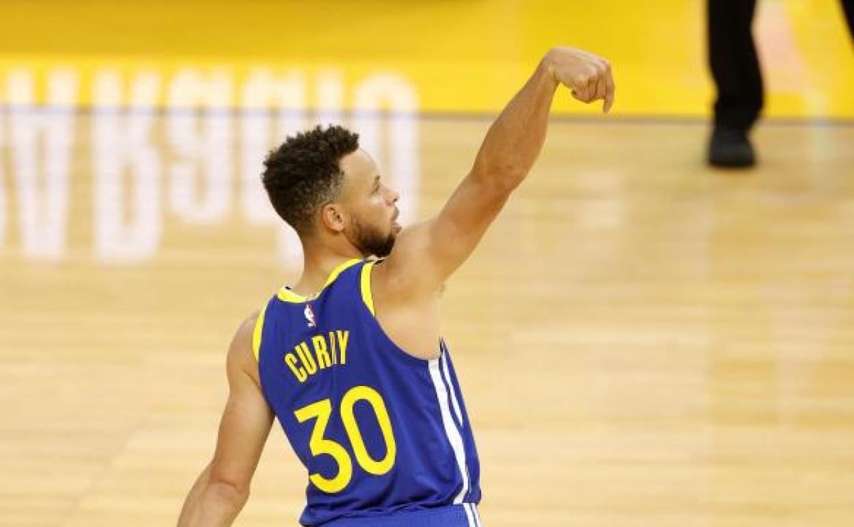 Curryk adarra jotzen dio saskibaloiari