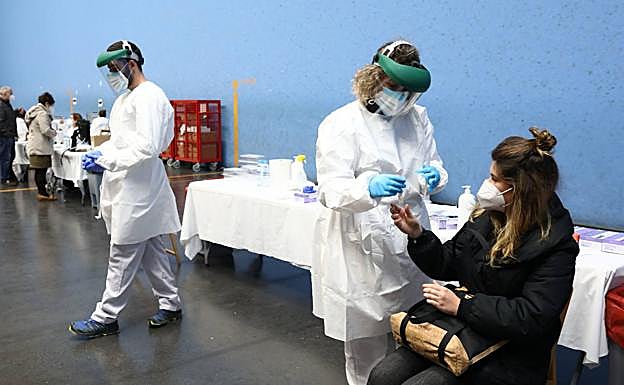 La cuarta ola se acerca al pico tras subir los contagios solo un 4% en una semana