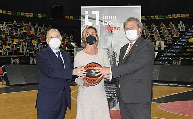 Gorka Martínez, Presidente de INNOLAB Bilbao; Isabel Iturbe, Presidenta del Club Deportivo Bilbao Basket y Javier Garcinuño, responsable de la sociedad municipal Bilbao Ekintza.