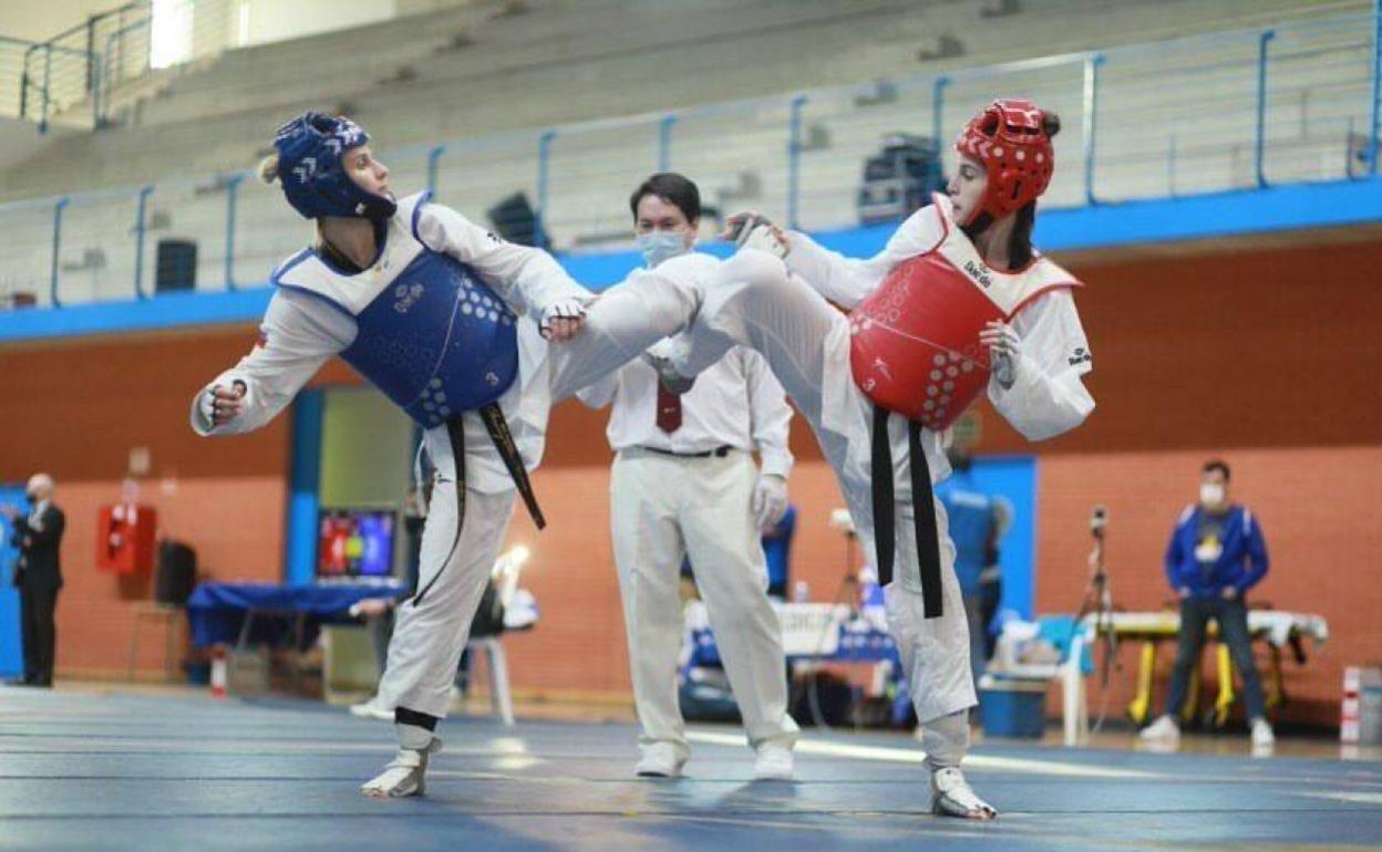 Jone Magdaleno, a la derecha de rojo, en uno de los combates del Open de España. 