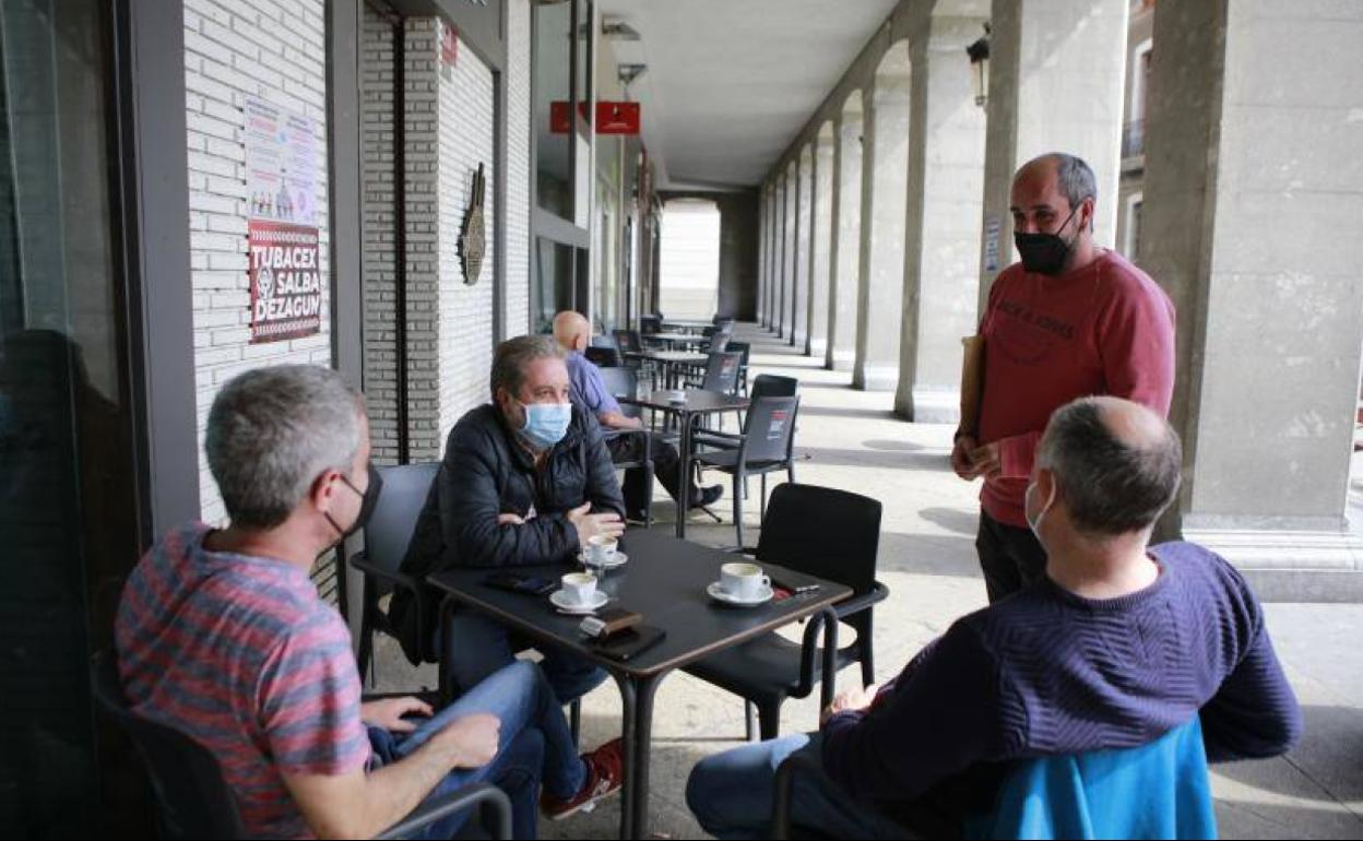 En Llodio, la hostelería confía en superar el cierre en pocos días para volver a abrir con normalidad. 