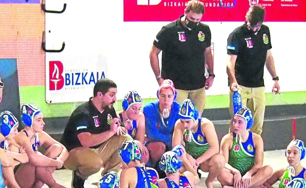 Jon López da instrucciones a sus jugadoras durante un partido. 