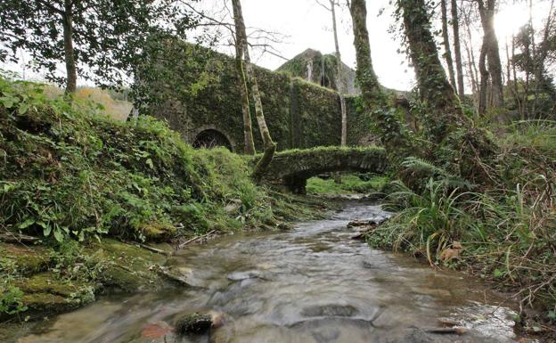 Un puente salva el arroyo en el parque natural de Pagoeta.