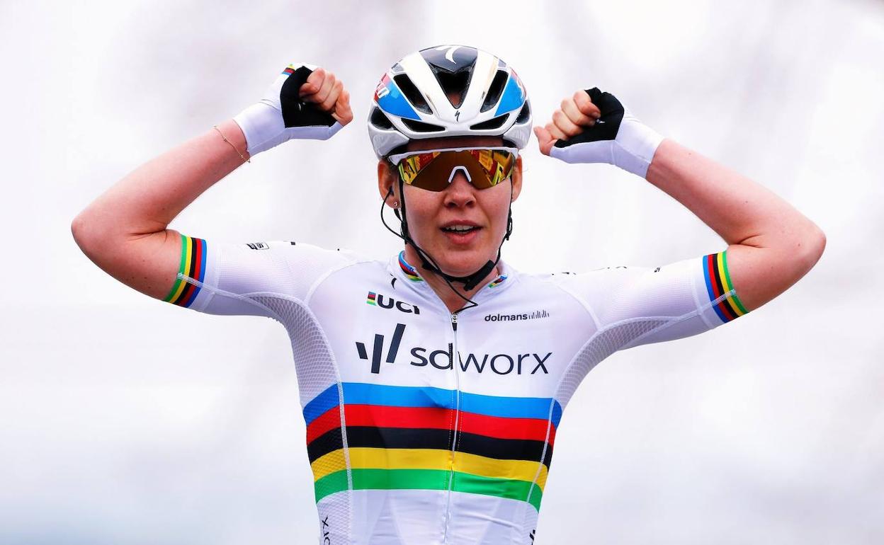 La ciclista neerlandesa Anna van der Breggen celebrando su victoria.  