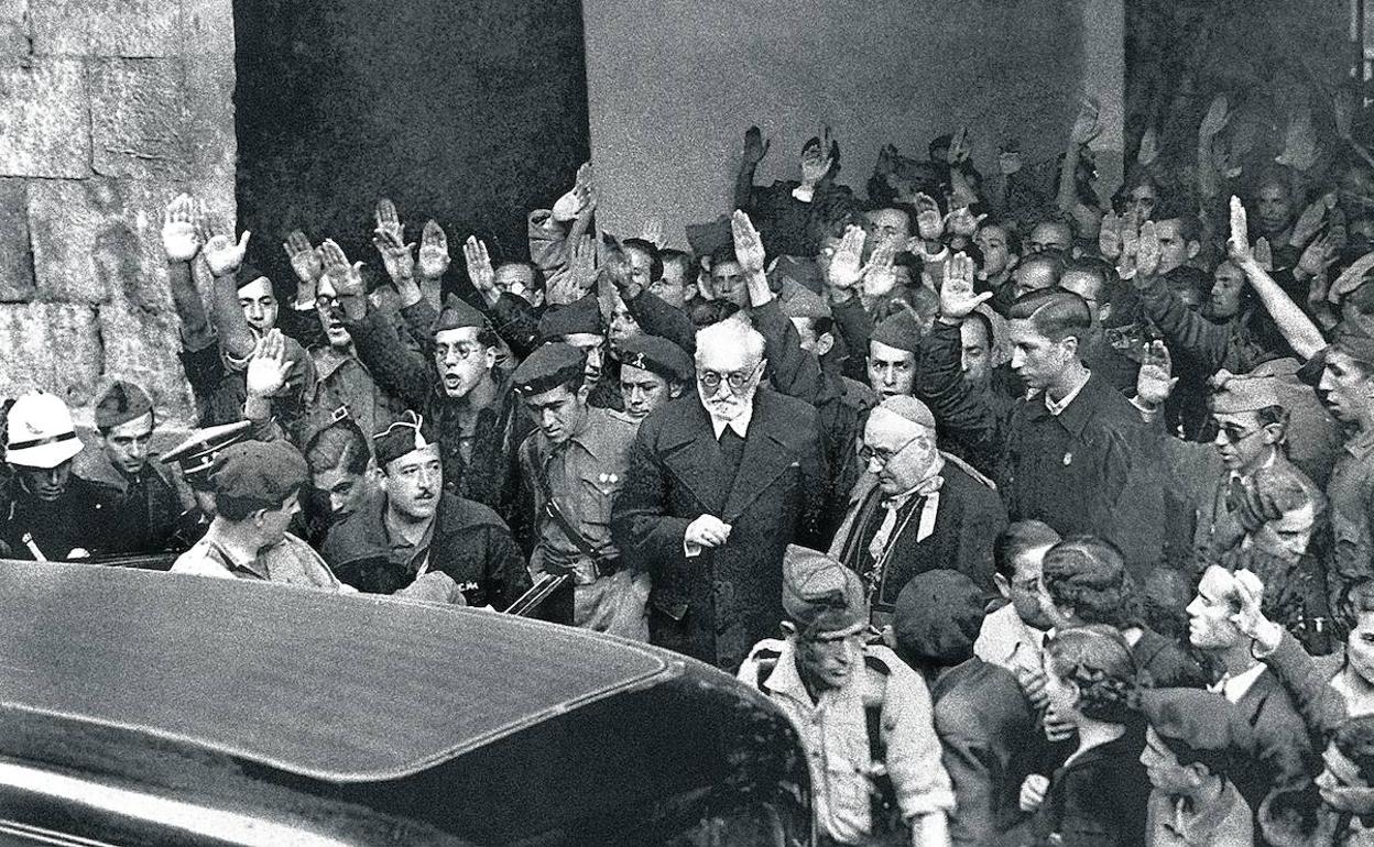 Unamuno, junto al obispo de Salamanca a la salida del acto en la Universidad el 12 de octubre de 1936. Carmen Polo acaba de subir al coche. 