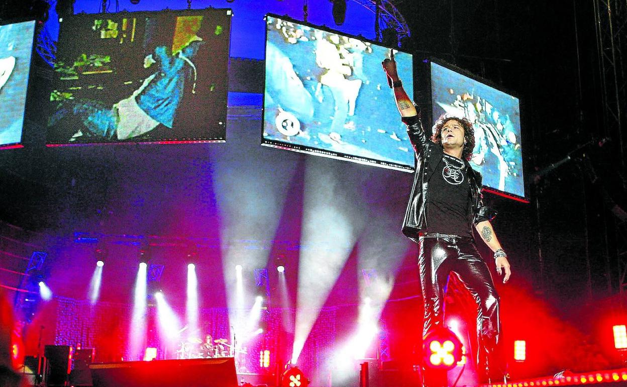 Enrique Bunbury en uno de los conciertos de la gira de despedida de la banda. 