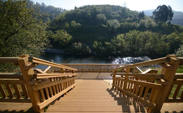 Imagen principal - Inaugurado el mirador con gradas sobre la ría del parque Ibaieder de La Peña