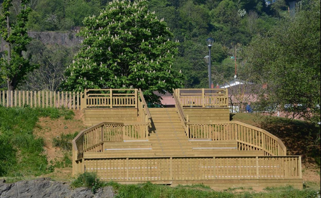 Inaugurado el mirador con gradas sobre la ría del parque Ibaieder de La Peña