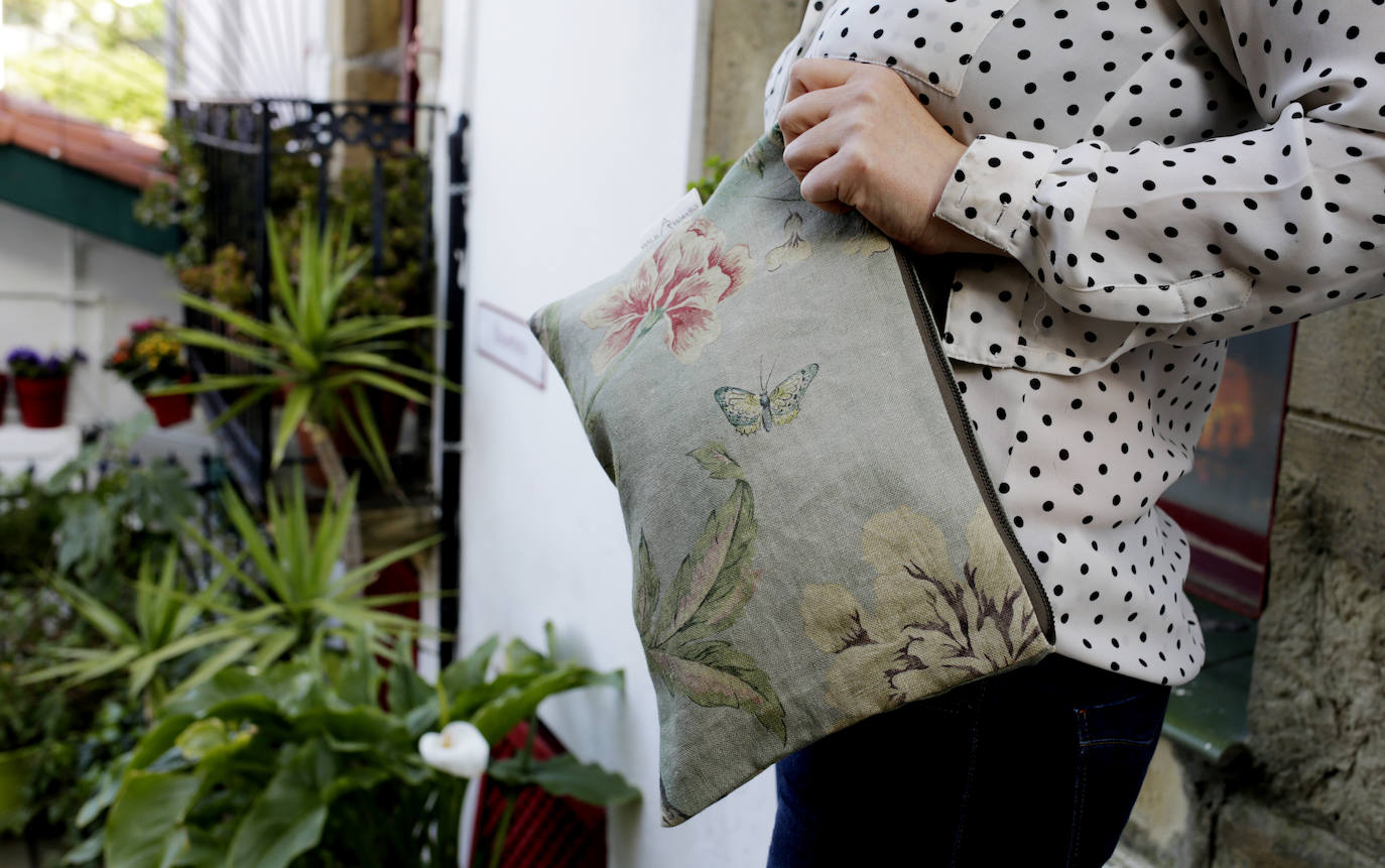 Fotos: De elaborar fundas para tablas de surf en el Puerto Viejo de Getxo a fundar su firma de bolsos artesanos