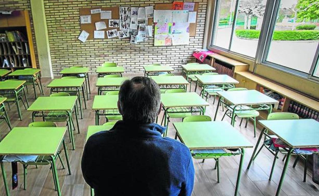 Un profesor en una clase clausurada. 