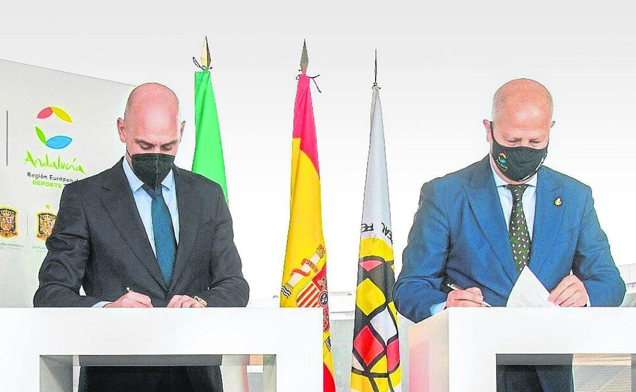 Luis Rubiales, presidente de la Federación, izquierda, y Javier Imbroda, consejero de Educación y Deporte. 