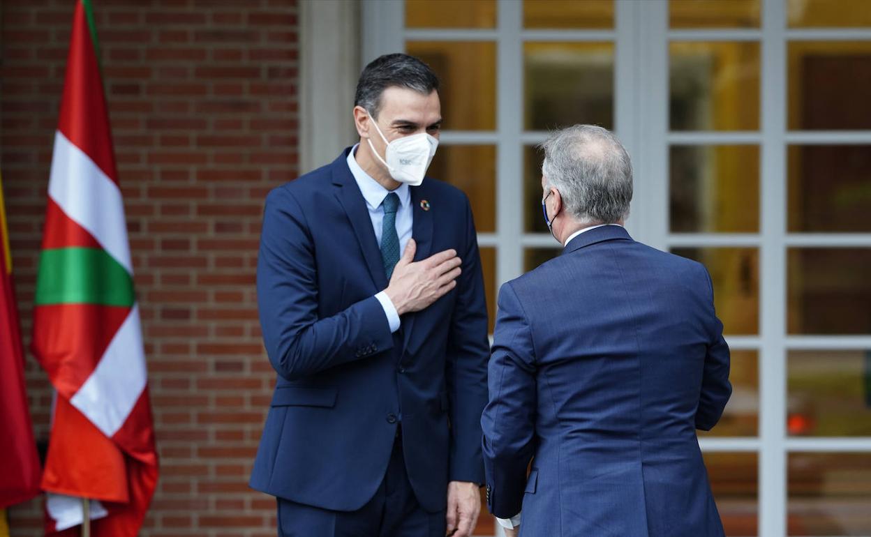 Sánchez recibe a Urkullu en el Palacio de la Moncloa durante una reunión el pasado enero. 