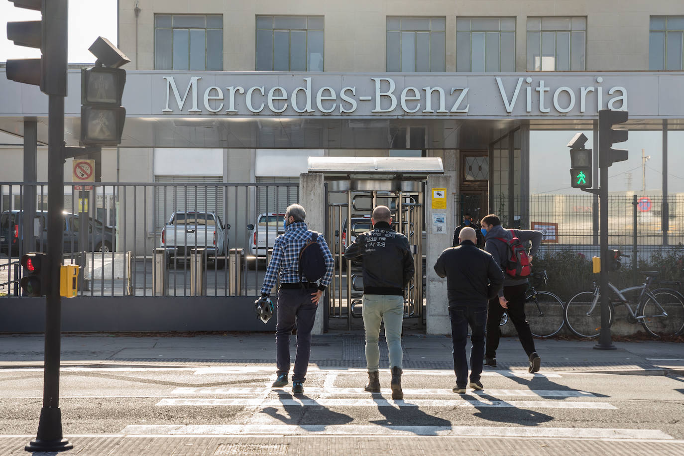 Trabajadores de Mercedes se disponen a entrar a la fábrica para empezar el turno de tarde.