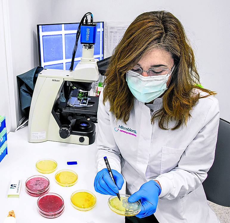 Una trabajadora experimenta con cultivos.