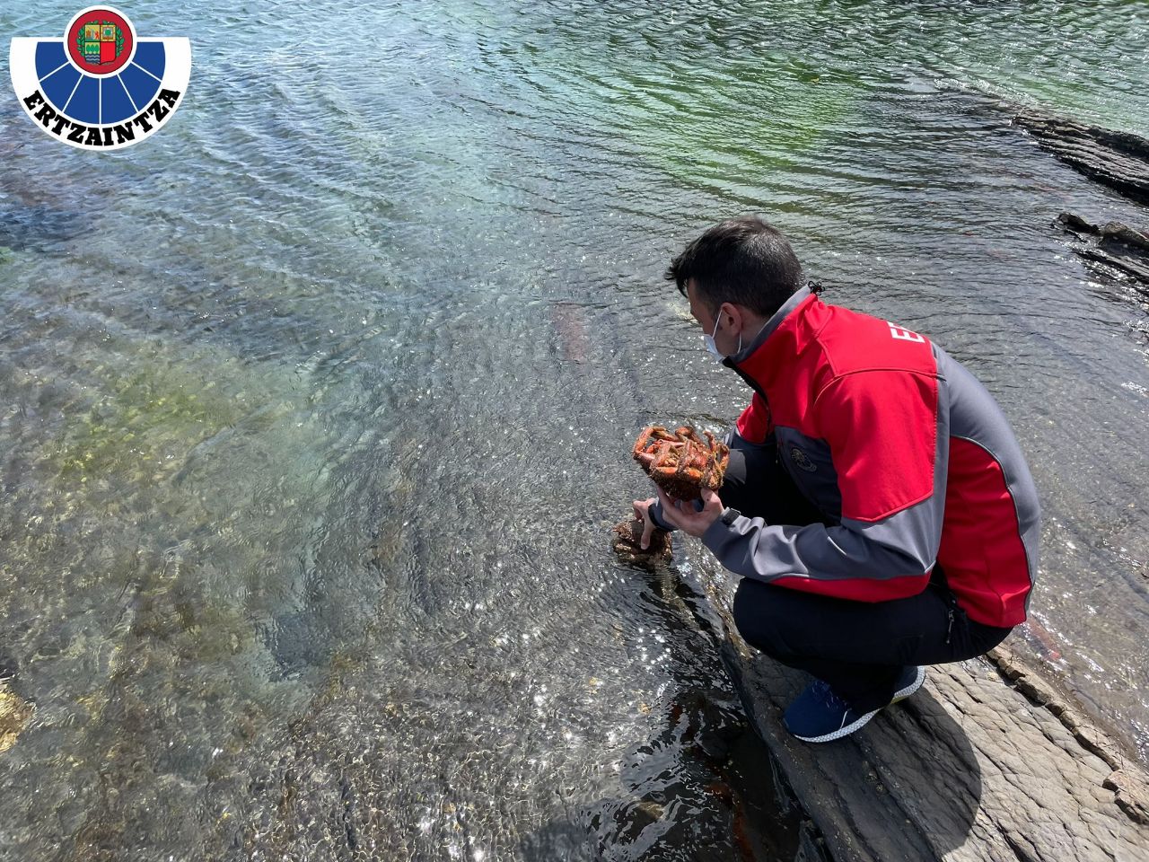 Fotos: La Ertzaintza abre diligencias contra tres buceadores por pesca ilegal en la costa de Armintza