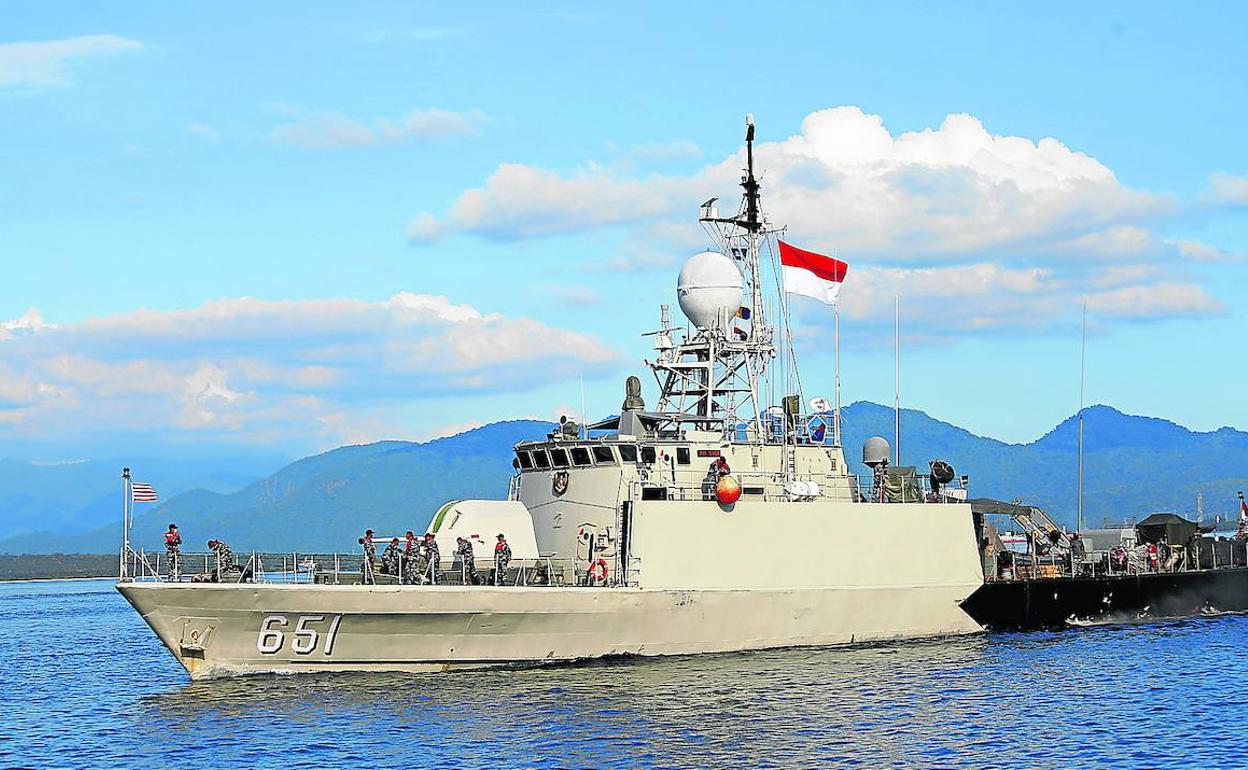 El buque 'KRI Singa-651' sale del puerto indonesio de Tanjung Wangi para participar en la búsqueda del submarino siniestrado el miércoles.