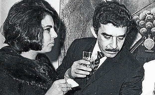 Recepción. García Márquez junto a Patricia Llosa, a punto de dar a luz, en una fiesta en casa del rector de la Universidad.