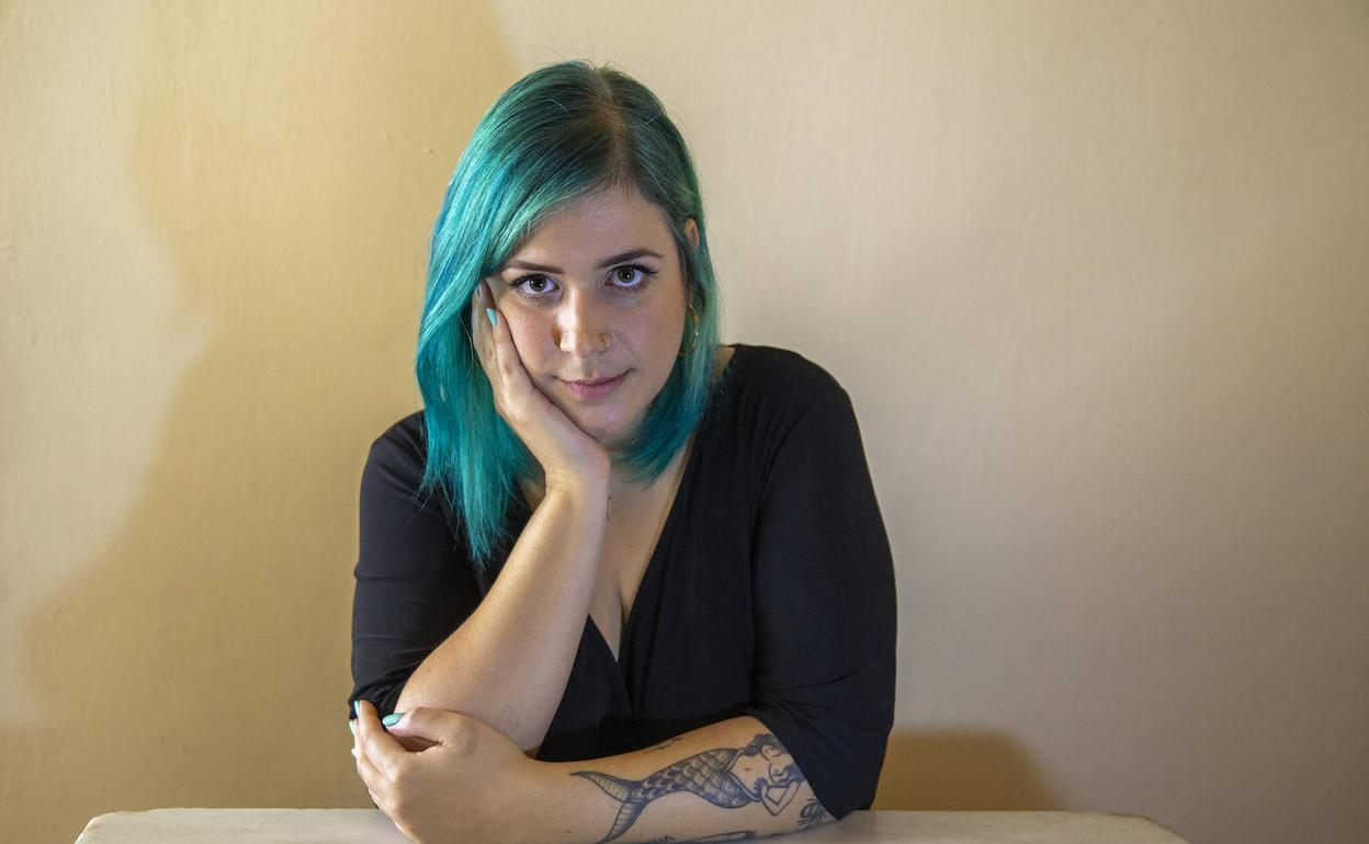 Elísabet Benavent se ha convertido, con su pelo azul, en una imagen muy reconocida para una generación, los millenials. 