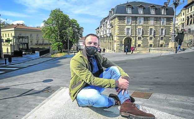 El delegado del Gobierno, Denis Itxaso, sentado en la Cuesta que ha sido reformada en paralelo a la creación del Centro Memorial de las Víctimas del Terrorismo.