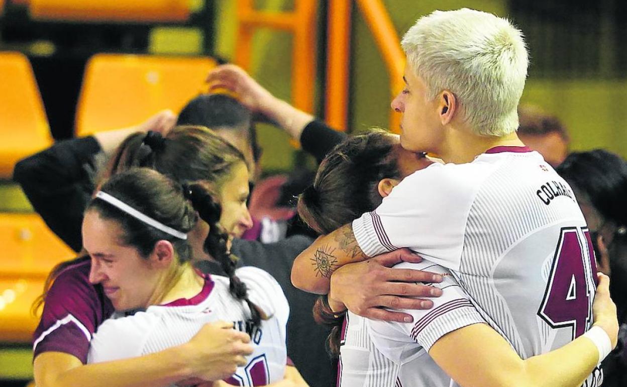 Las jugadoras del Lointek Gernika se abrazan tras disputar su último partido de la temporada. 