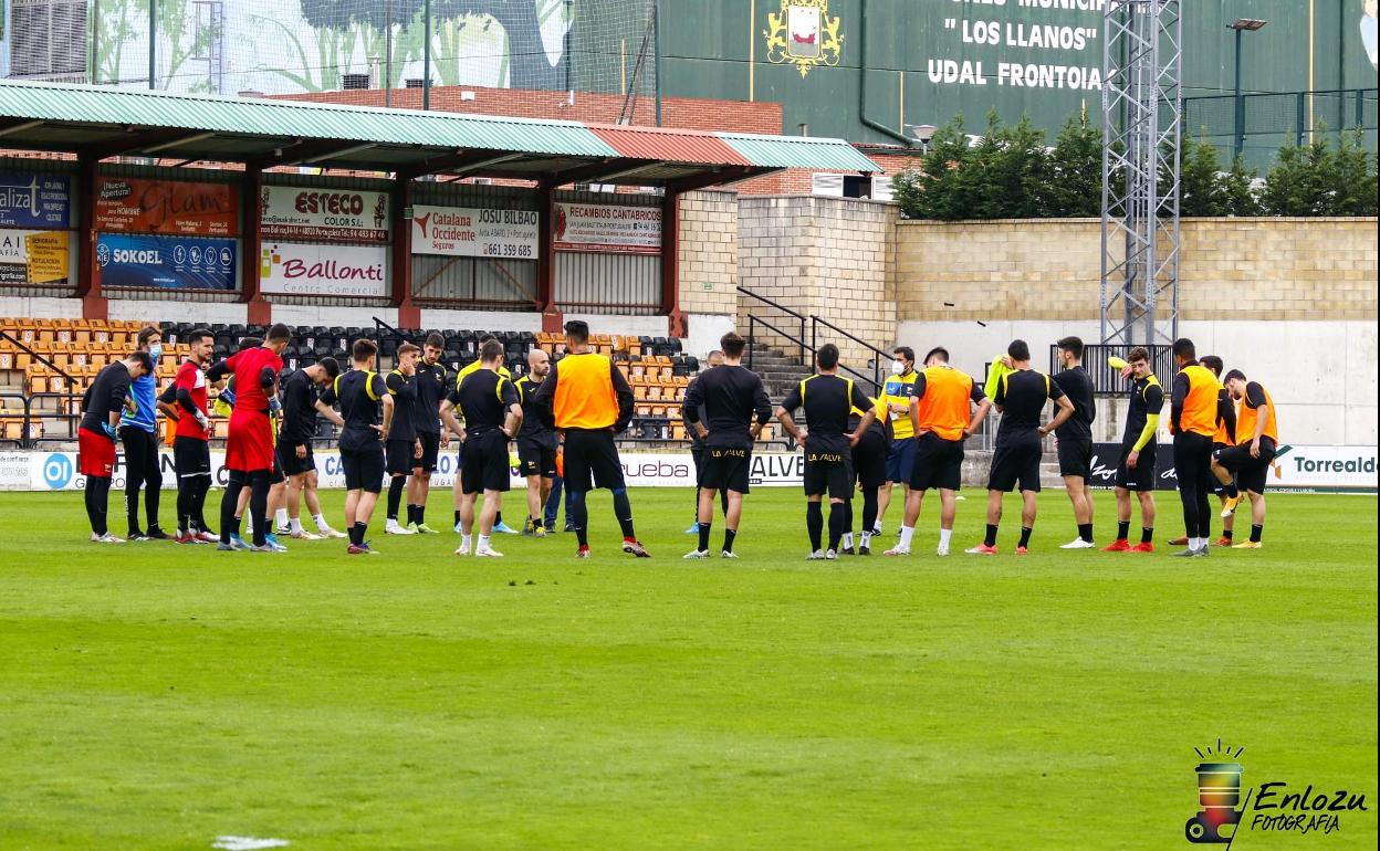 Los jugadores reunidos de nuevo en el entrenamiento de ayer tras el confinamiento domiciliario 