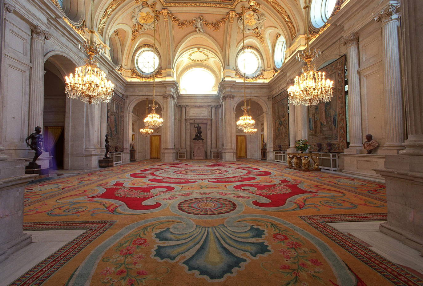 El Salón del Trono, la Real Armería y el Salón de las Columnas -en la imagen-, son sólo algunos de los más visitados.