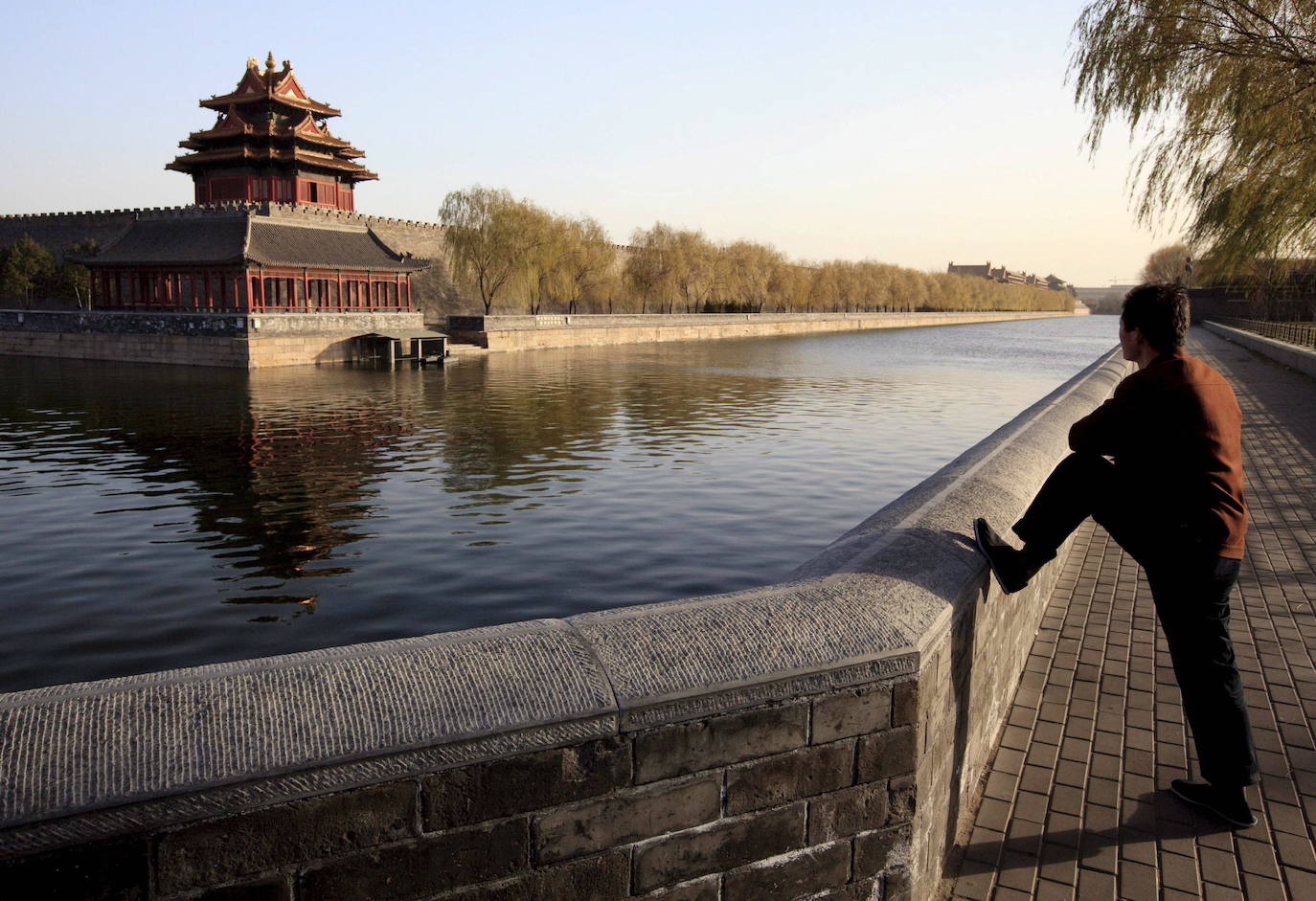 CIUDAD PROHIBIDA DE PEKÍN | Complejo palaciego situado en Pekín, capital de China. Durante casi quinientos años, desde la dinastía Ming hasta el final de la dinastía Qing, fue la residencia oficial de los emperadores de China y su corte, así como centro ceremonial y político del Gobierno chino. En la actualidad es una atracción turística que alberga el Museo del Palacio