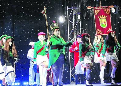 Imagen secundaria 1 - 1. Atabaleros y trompeteros, en las salinas. 2. Tamborrada reducida y emitida desde el Iradier Arena.3. Las dantzaris le pusieron ritmo a la retreta.