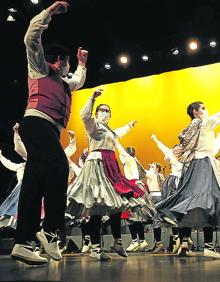 Imagen secundaria 2 - 1. Atabaleros y trompeteros, en las salinas. 2. Tamborrada reducida y emitida desde el Iradier Arena.3. Las dantzaris le pusieron ritmo a la retreta.