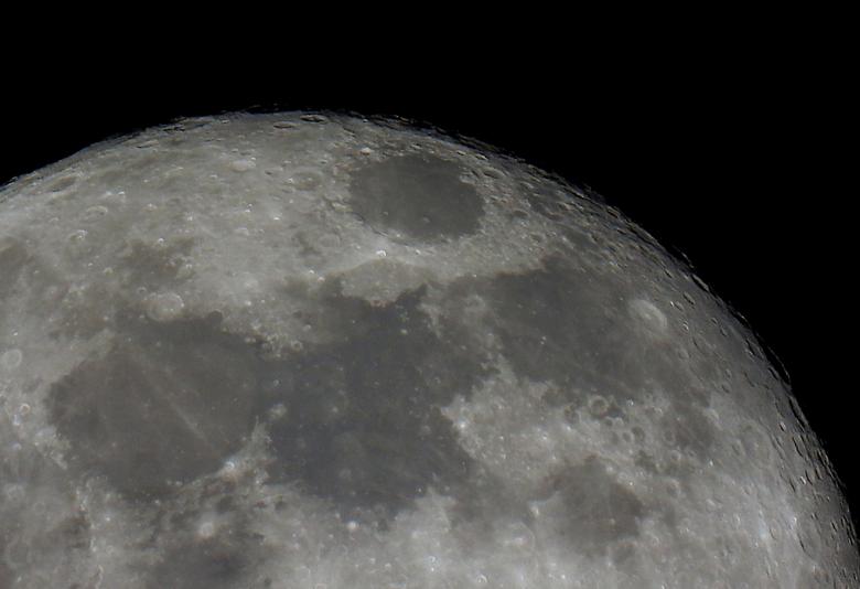 (De izquierda a derecha) Los mares de la serenidad "Mare Serenitatis", la tranquilidad "Mare Tranquillitatis", la fertilidad "Mare Fecunditatis" y las crisis "Mare Crisium" (arriba) se ven durante la luna llena, conocida como la "Luna Super Rosa", ya que nace en Ronda, sur de España