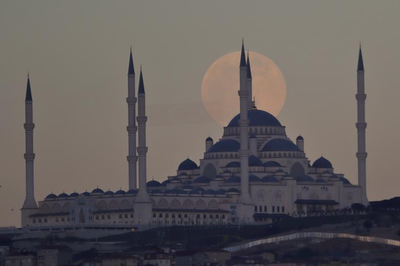 La luna llena, también conocida como Superluna, se eleva detrás de la Mezquita Camlica en Estambul, Turquía.