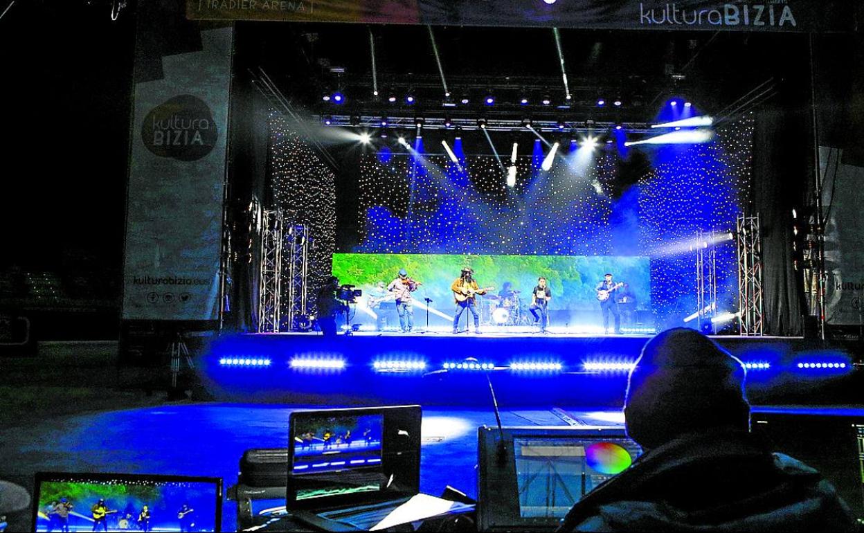 La actuación de Iñaki Palacios junto a The Gaels con la lona del programa de actuaciones Kultura Bizia. 