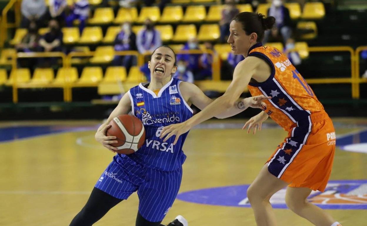 Silvia Domínguez tratando de llevarse el balón ante la presencia de una jugadora del Valencia. 