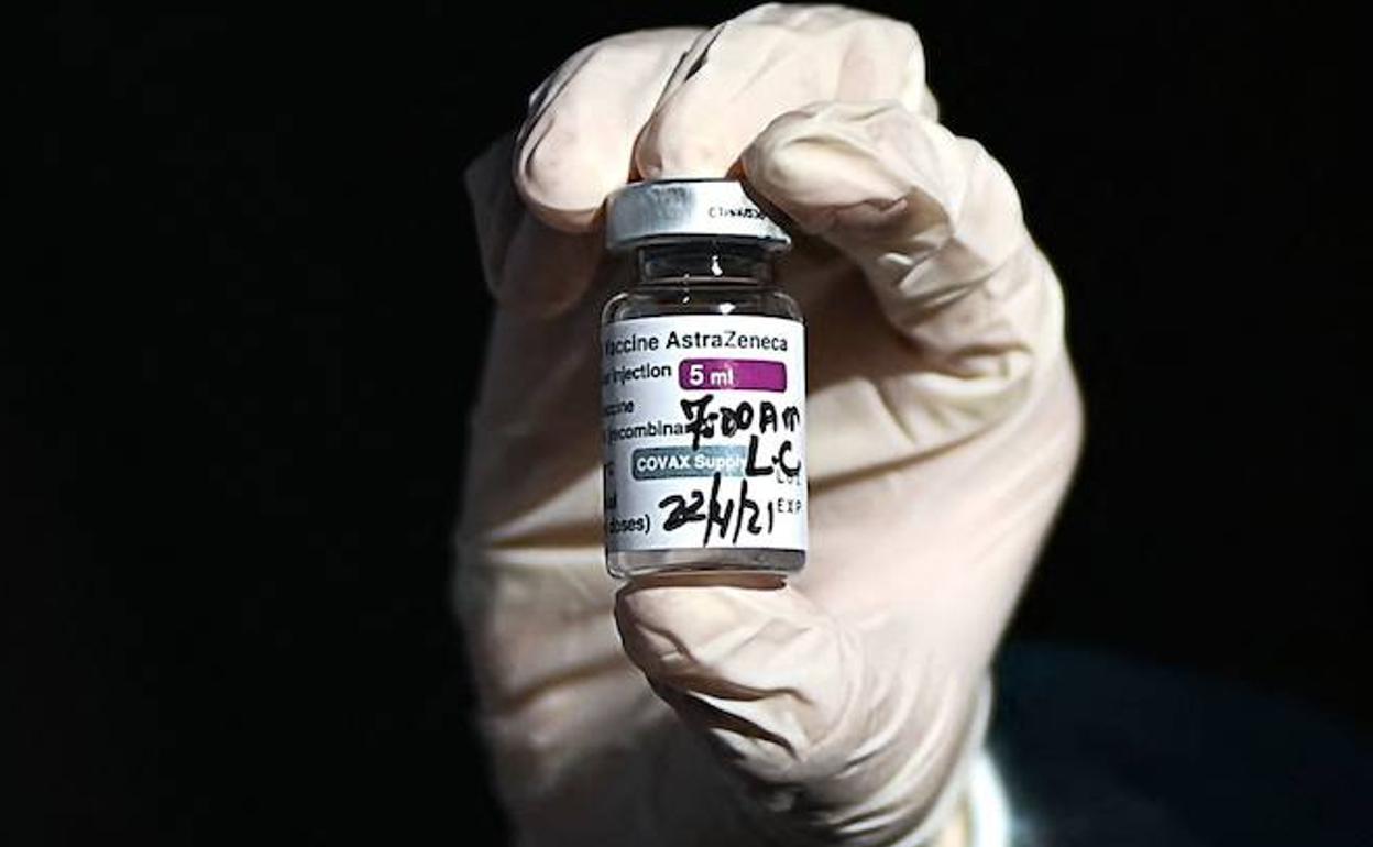 Imagen de un inyectable de AstraZeneca.