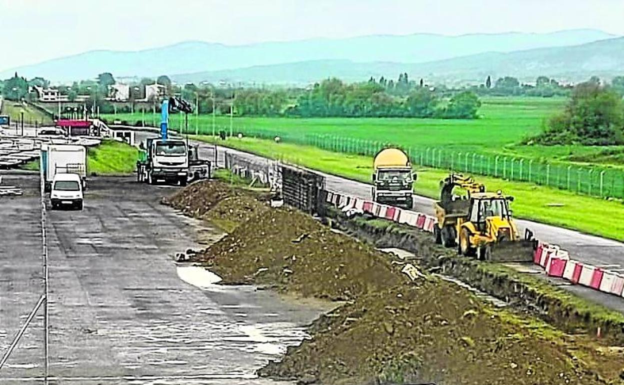 Las máquinas trabajan en la zona, situada junto a la torre de control.