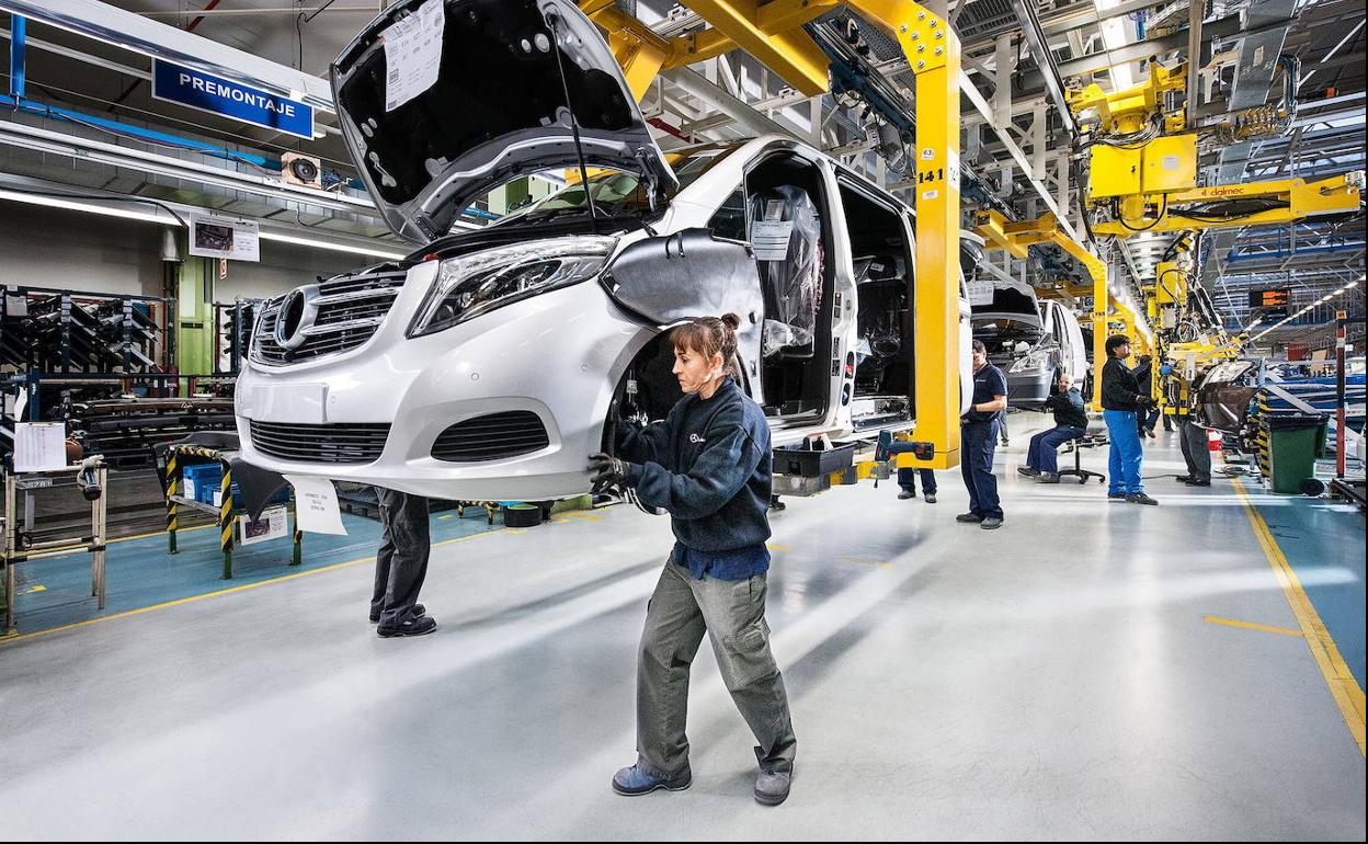 Una trabajadora coloca piezas en la cadena de montaje de la planta de Mercedes en Vitoria.