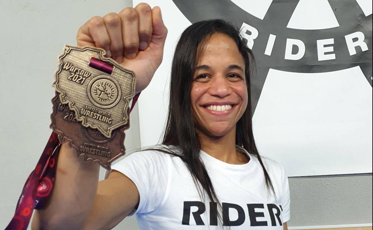 La luchadora vizcaína con las dos medallas que se colgó en Polonia. 