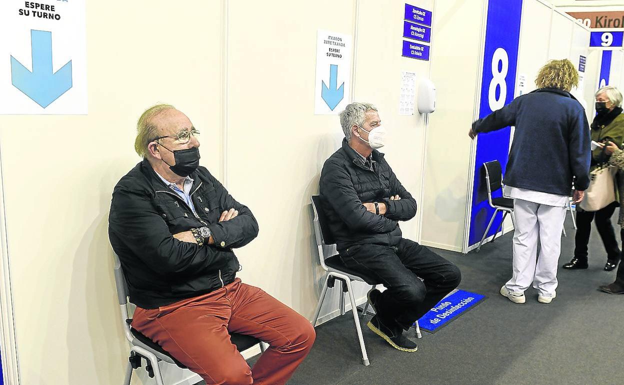 Ciudadanos aguardan su turno para vacunarse, ayer, en el 'vacunódromo' habilitado en el pabellón de La Casilla de Bilbao. 