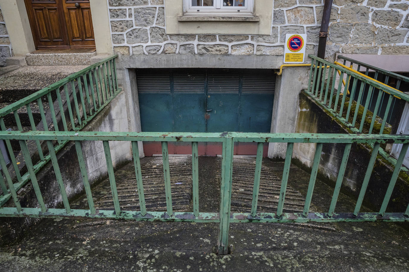 Muchas casas del barrio tienen lonjas habilitadas como garajes para estacionar los vehículos.