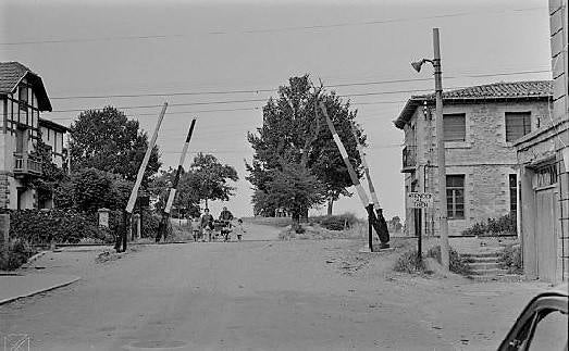 Uno de los característicos pasos a nivel que dividían Judimendi.