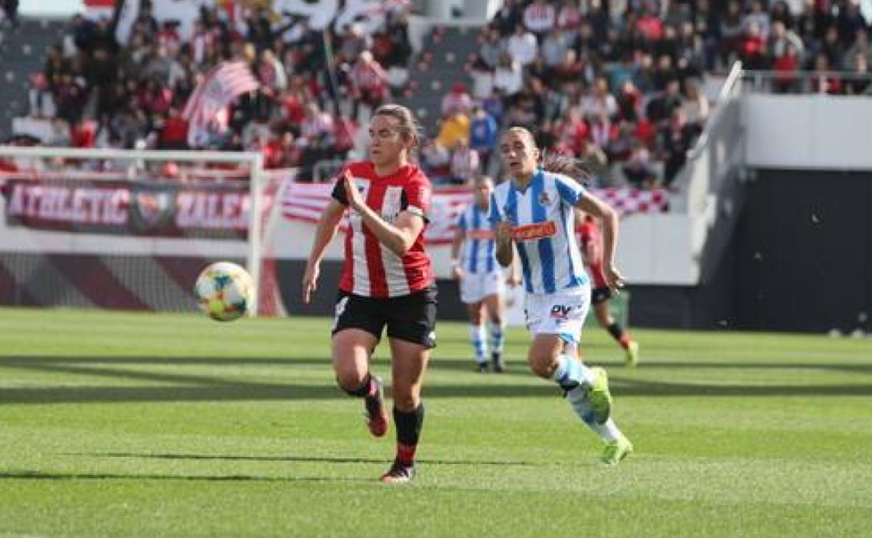 Eunate corriendo hacia el balón en el derbi en Lezama ante la Real del curso pasado. 
