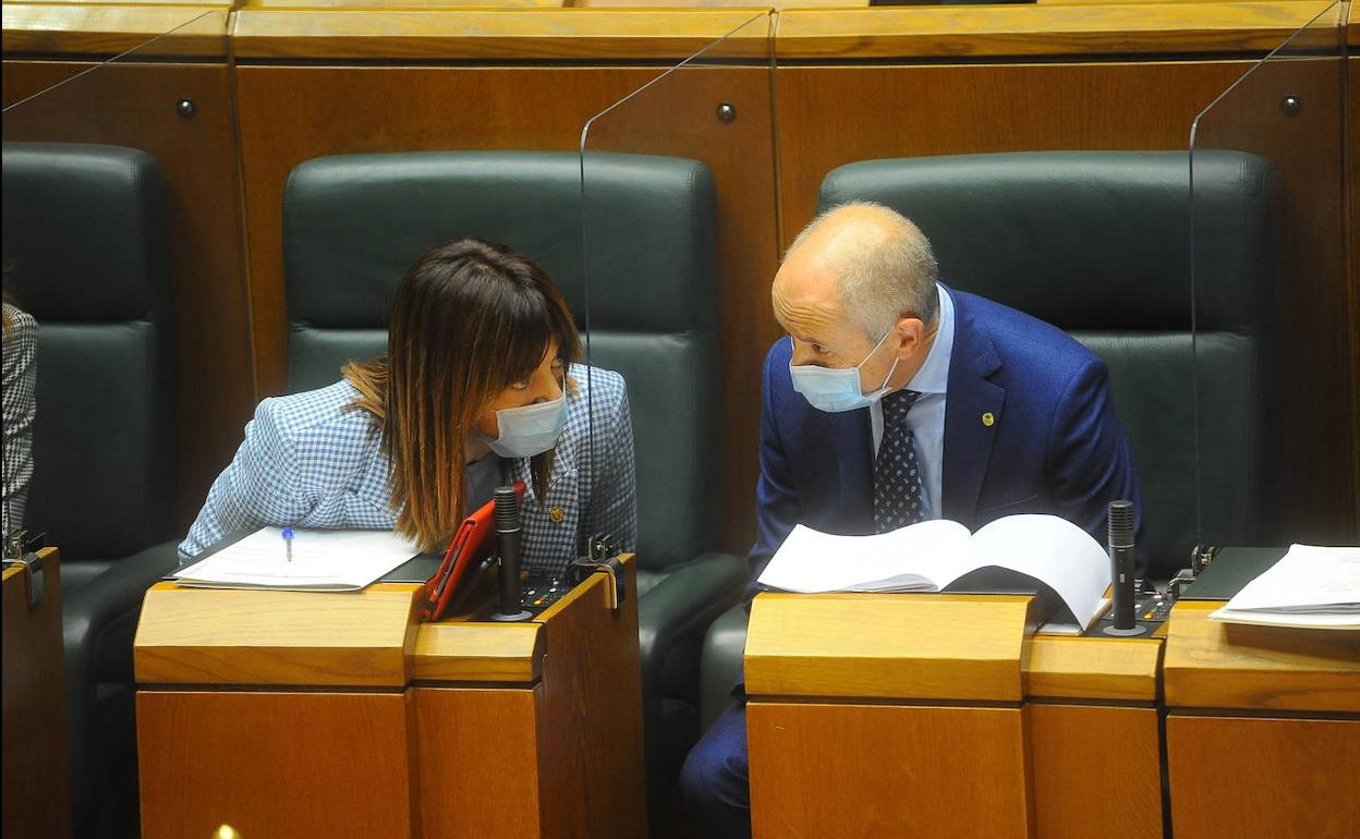 Idoia Mendia charla con Josu Ercoreca durante una sesión de control.